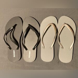 Old Navy Flip Flops in Black and Gray